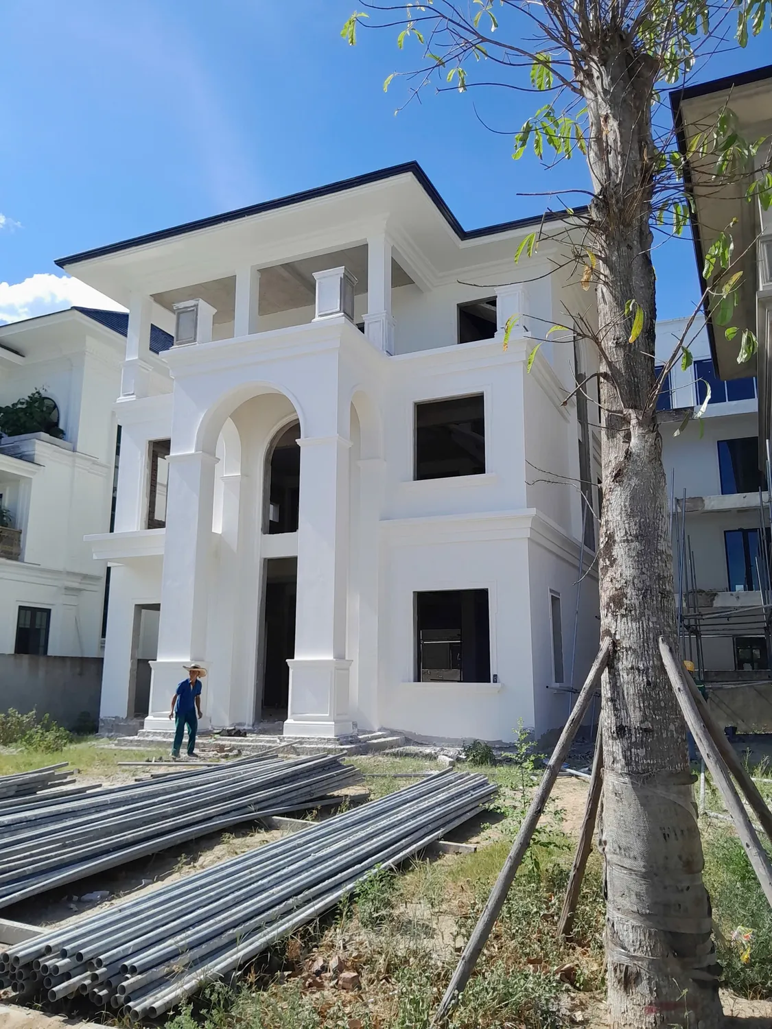 Dự án Khu đô thị Vinh Riverside - công trình biệt thự đang hoàn thiện ngoại thất